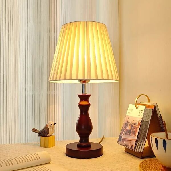 Lampada da comodino accesa e libro, luce calda